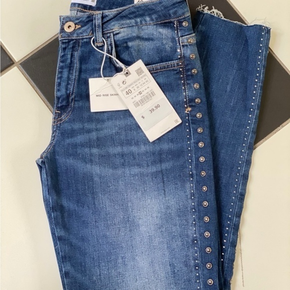 Mid Rise Skinny Jean with details on‎ side
